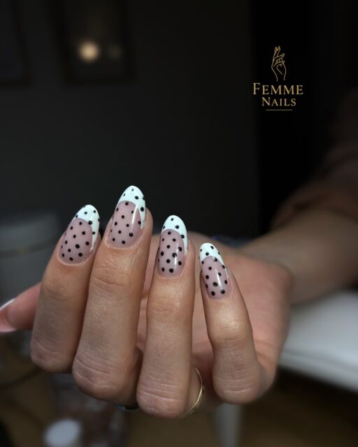 Polka dots a francúzska manikúra - elegantný look ✨🖤  #nechty #gelovenechty #manikura #nails #handlova