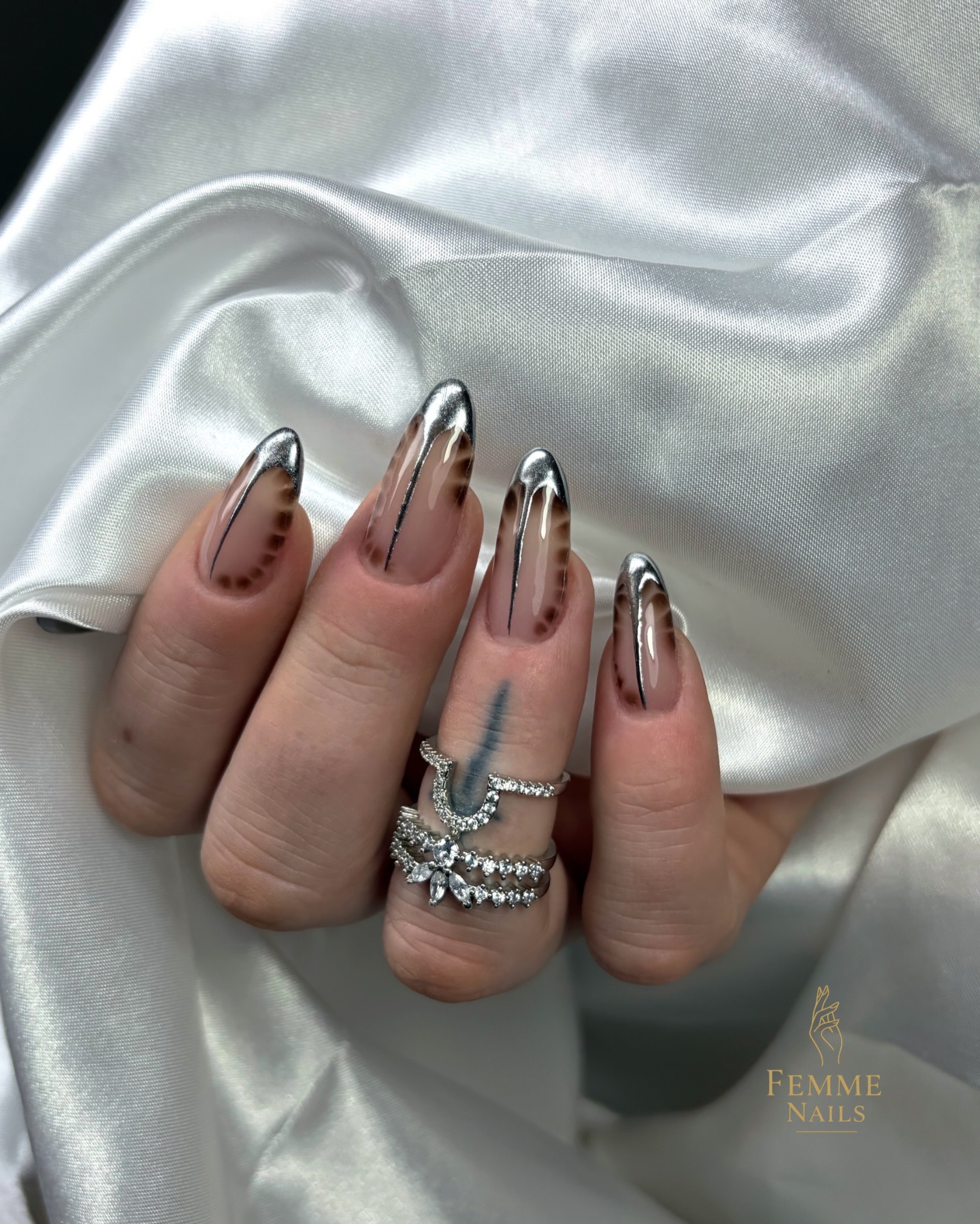 Na tieto som pyšná, pretože sa na prvý pokus pred pár mesiacmi nepodarili. Nebolo to jednoduché, ale teraz to vyšlo😍❤️‍🔥❤️‍🔥 #nechty #gelovenechty #nails #manikura #handlova