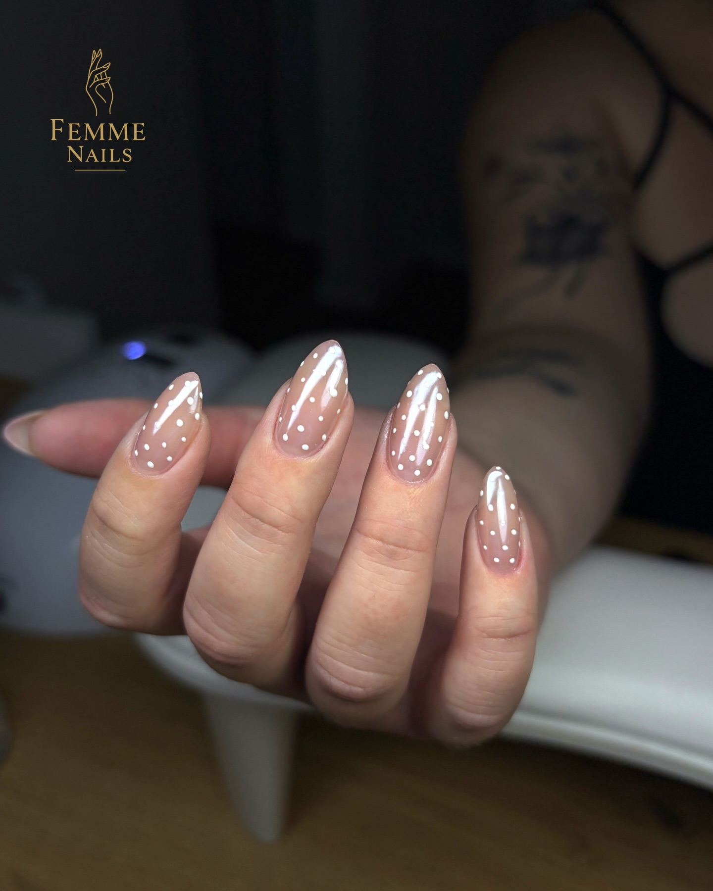 ✨🤍 Vaše naďalej obľúbené bodečky.  #nails #nechty #gelovenechty #manikura #handlova