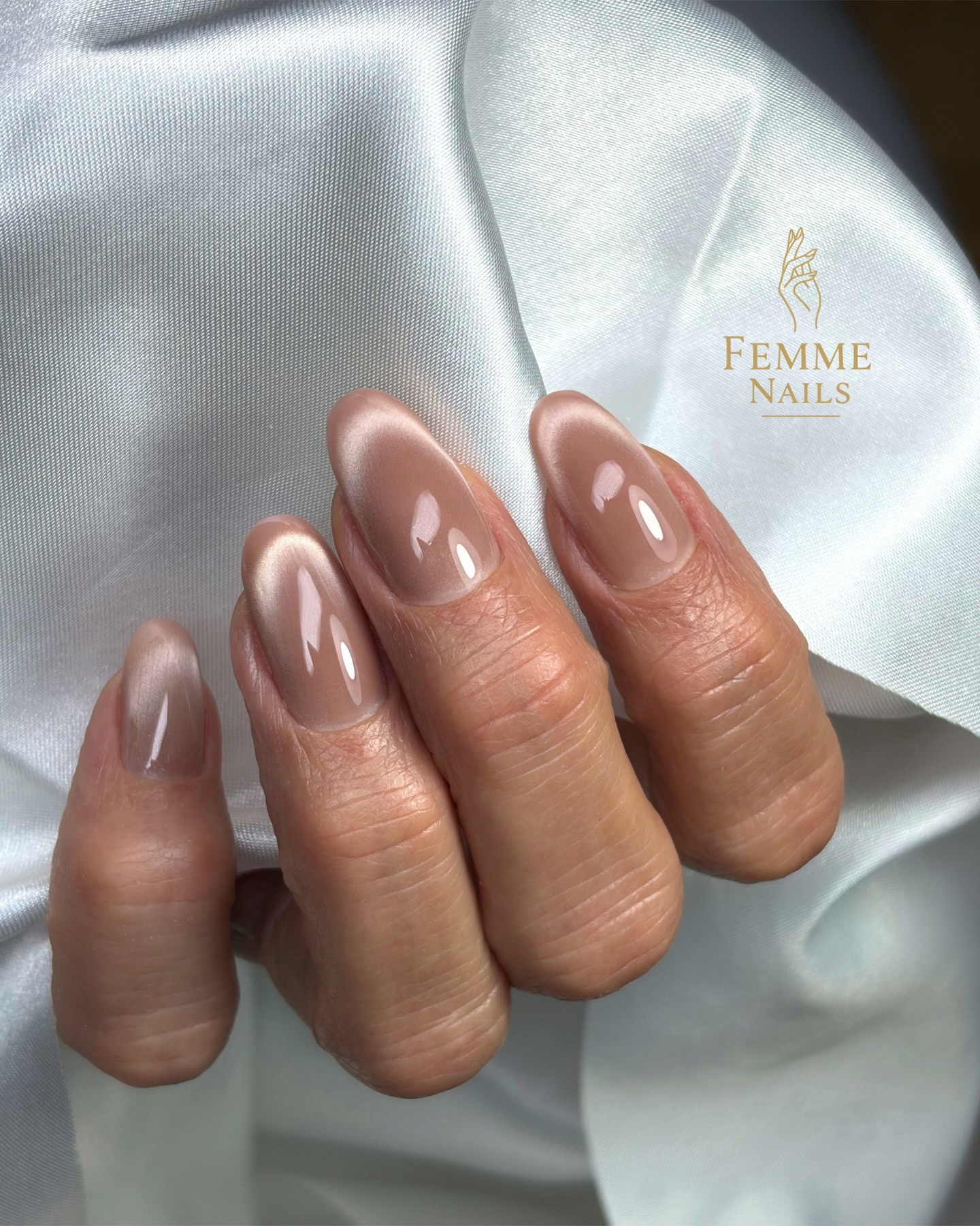 Cat eye francúzska manikúra s krásnym jemným cat eye gél lakom od @musanails.slovakia 👌🏼🩷🥰  #nails #nechty #gelovenechty #manikura #handlova