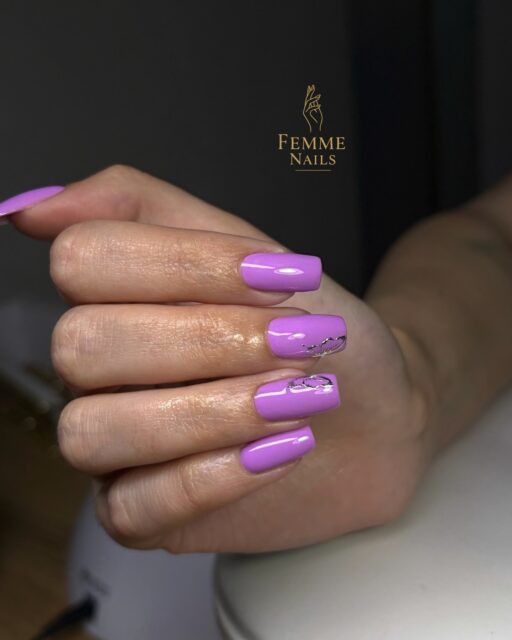 Fialová 💜 - farba elegancie, intuície a tichej sily. ✨  #nechty #gelovenechty #manikura #nechtiky #handlova